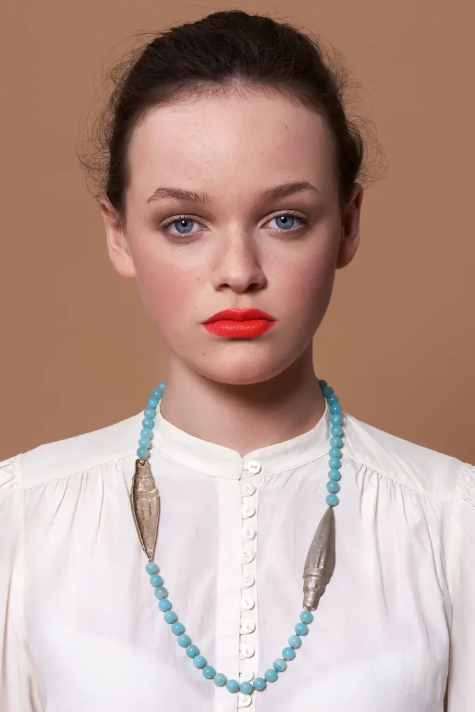 Portrait Photo - junges Mädchen - teenager - weisse bluse -türkis kette - geschlossene Haare - rote lippen - Gesicht von vorne - blaue Augen