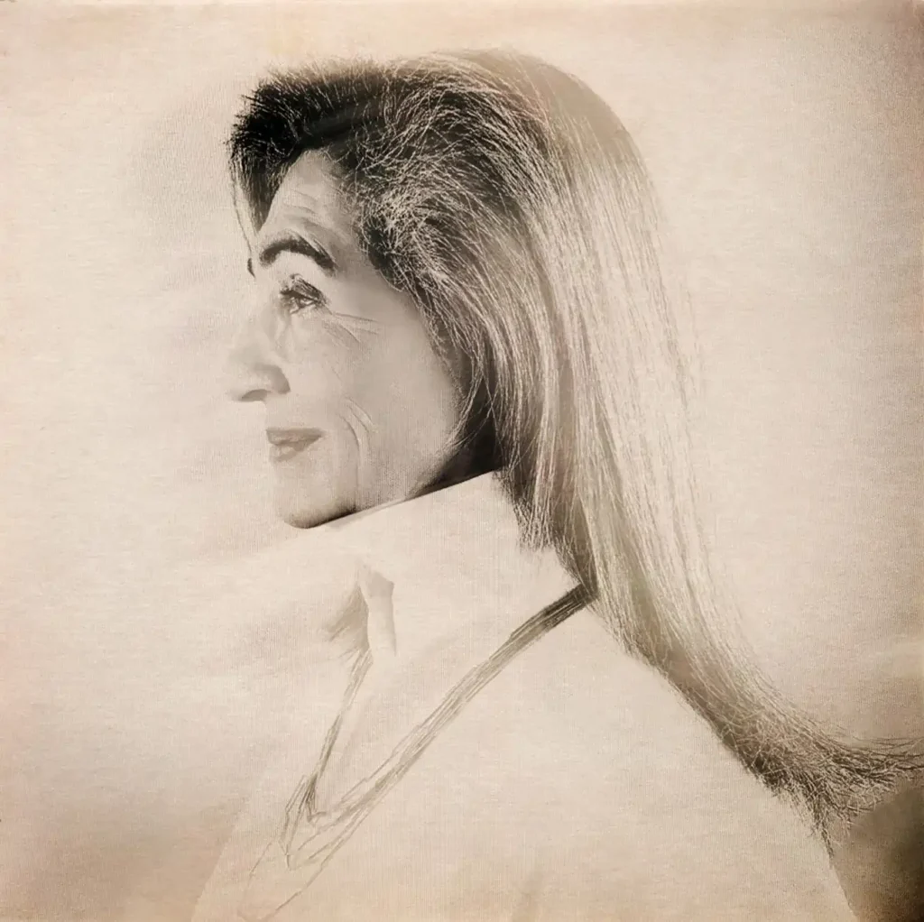 Portrait Photo - ältere schöne Frau - sepia colour - profilbild - lange offene Haare