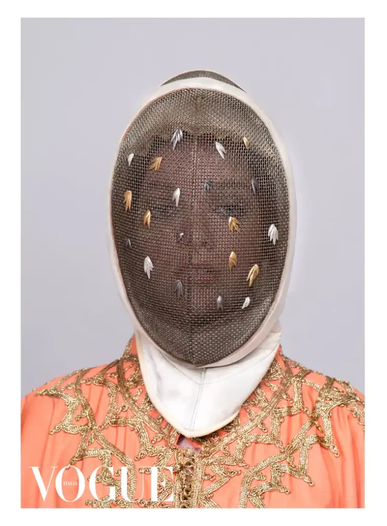 Veröffentlichung: Photography: Vogue Italy: Photography: Portrait: Frau liegt: wirft den Kopf zurück und entspannt: Modefotografie