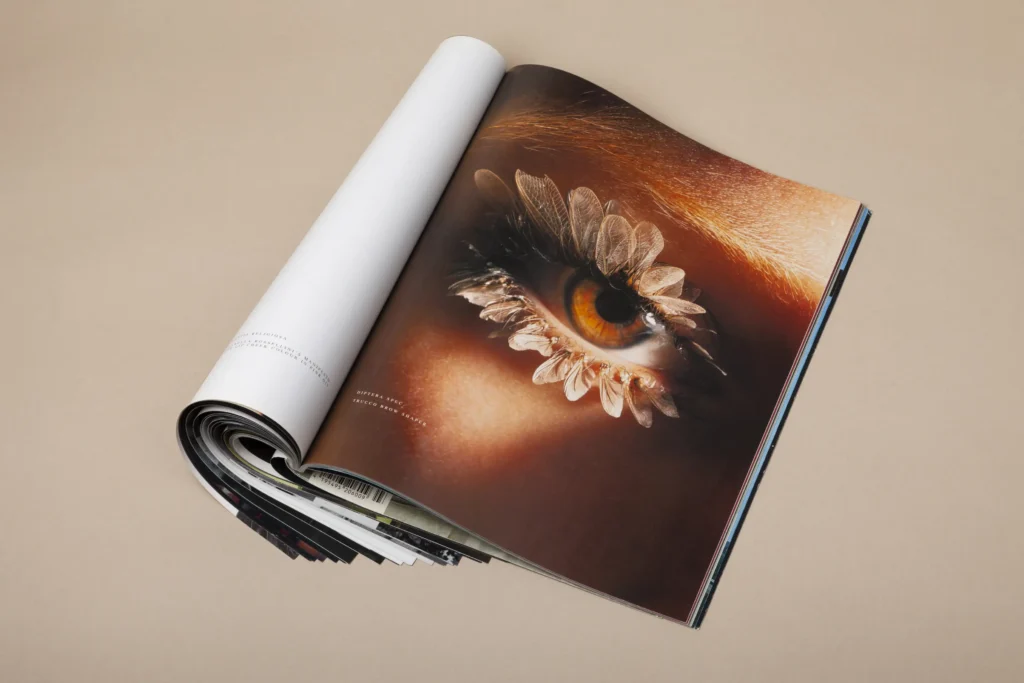 Nahaufnahme aus mode und lifestyle Zeitschrift Magazin. Frau mit geschmückten Augen. Beauty Photographie. Augen Make-up.Fliegen Flügel als Wimpern. braune augen. besondere Wimpern.