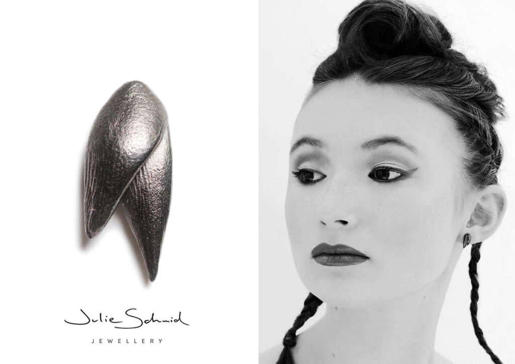 Julie Schmid Jewellery - Foto von weiblichen Modell mit dunklen silber Ohrringen - kampagne für deutsche Französische Schweiz schmuckdesignerin